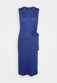 Vestido azul sem mangas feito de tecido macio, apresentando um detalhe de laço na lateral, com uma silhueta ajustada e corte até ao joelho.