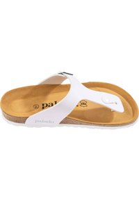 Hvide flip-flop sandaler med en tekstureret indersål, kork midtersål og en glat strop med en metalaccent. Letvægtsdesign med flad sål.