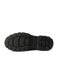 Suola di scarpa in gomma nera con un motivo di battistrada testurizzato, caratterizzata da scanalature profonde e sezioni rialzate per una migliore aderenza e durata.