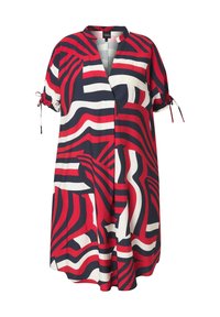 Robe à manches courtes avec motif géométrique abstrait rouge, blanc et bleu marine, col en V et poignets à cordon sur fond blanc.