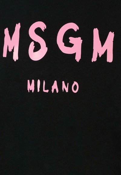Tessuto nero con grandi testi in stile pennellata rosa che recitano "MSGM" e "MILANO" in un design grafico audace.