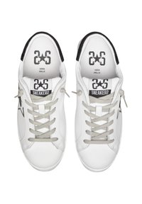 Sneaker in pelle bianca con lacci beige, logo a stella nera sui lati e etichetta "SNEAKERS" sulla linguetta, viste dall'alto.