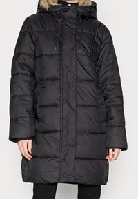 Sort pufferjakke med hætte, prydet med et quiltet design, frontlynlås, snørelukninger og store sidelommer.