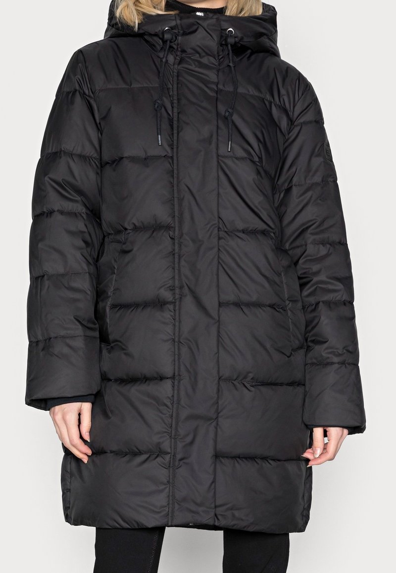 Sort pufferjakke med hætte, prydet med et quiltet design, frontlynlås, snørelukninger og store sidelommer.