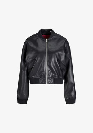 Giacca bomber in pelle nera cropped con zip frontale, polsini e orlo a costine, e tasche a punta su uno sfondo bianco.