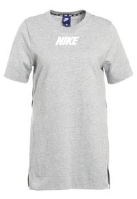 Grå kortärmad T-shirt i mjuk bomull. Har en stor vit Nike-logga på bröstet och sidoklyftor i fållen.