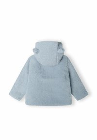 Blå fluffig fleecejacka med huva, med en texturerad tyg och rundade öron på huvan, designad för komfort och värme.