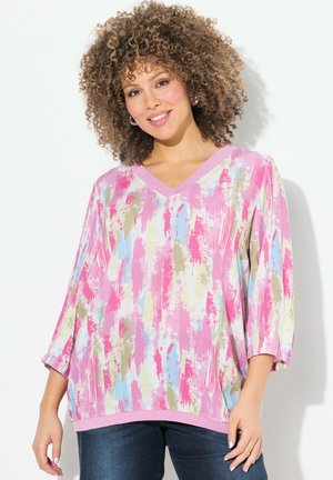 V-hals, losse top in roze met een abstracte penseelstrekenpatroon in blauw, crème en groen. Zachte stof, halflange mouwen, ribgebreide zoom.