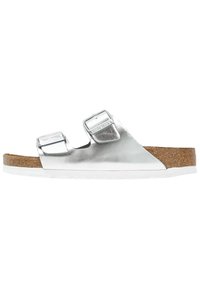 Sølvmetallic sandaler med to justerbare remme, kork sål og hvid sål. Glat overflade med en blank finish.