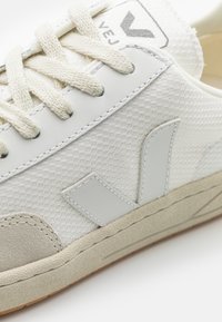 Veja V 12 - Tenisky - white/natural