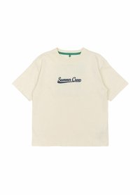 Camiseta de cuello redondo de manga corta color crema con "Summer Crew" bordado en azul oscuro. Material de algodón suave con un ajuste relajado.