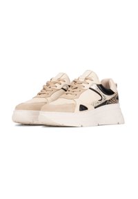 Zapatillas beige con una combinación de ante y cuero, con acentos negros y un detalle texturizado en dorado. Suela de plataforma blanca gruesa.