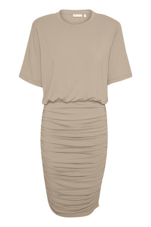 Beige mekko, jossa on muotoiltu, rypistetty hame ja löysät lyhyet hihat. Valmistettu pehmeästä kankaasta, jossa on pyöreä pääntie ja hienot rypytykset.