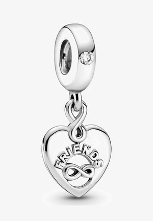 Charm en argent en forme de cœur avec "AMIS" gravé, présentant un symbole d'infini et une pierre claire en accent en haut.