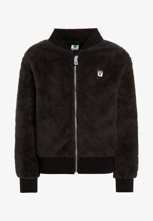 Czarna polarowa kurtka o teksturowanej powierzchni, z zamkiem błyskawicznym z przodu, ściągaczami przy mankietach oraz małym haftowanym detalem w postaci pingwina po lewej stronie.