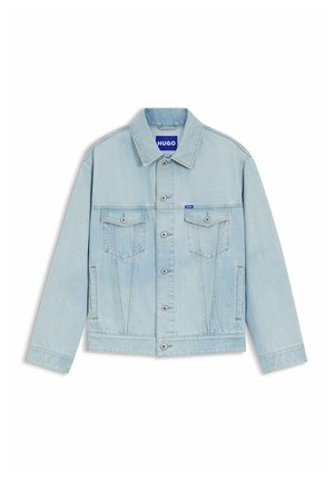 Veste en denim bleu clair avec fermeture à boutons, deux poches à rabat sur la poitrine, poches latérales, et une étiquette « HUGO » sur la poche poitrine ainsi qu'à l'intérieur du col.
