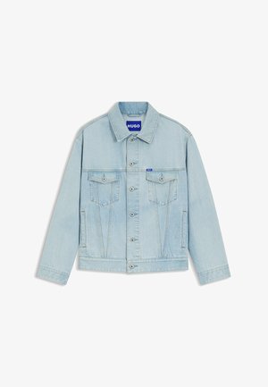 Hellblaue Jeansjacke mit Knopfleiste, zwei aufgesetzten Brusttaschen mit Klappe, Seitentaschen und einem "HUGO"-Etikett auf der Brusttasche sowie am Innenkragen.