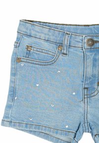 Ljusblå denim shorts med silverfärgade dekorativa nitar, fem fickor och mässingsdetaljer. Har en fransig nederkant och sömnadsdetaljer.