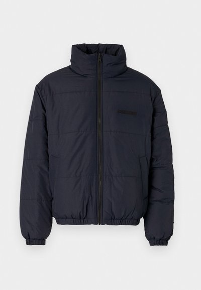 Veste rembourrée noire avec un col montant, fermeture éclair à l'avant, poignets élastiques et ourlet côtelé. Présente une finition texturée avec des coutures horizontales.
