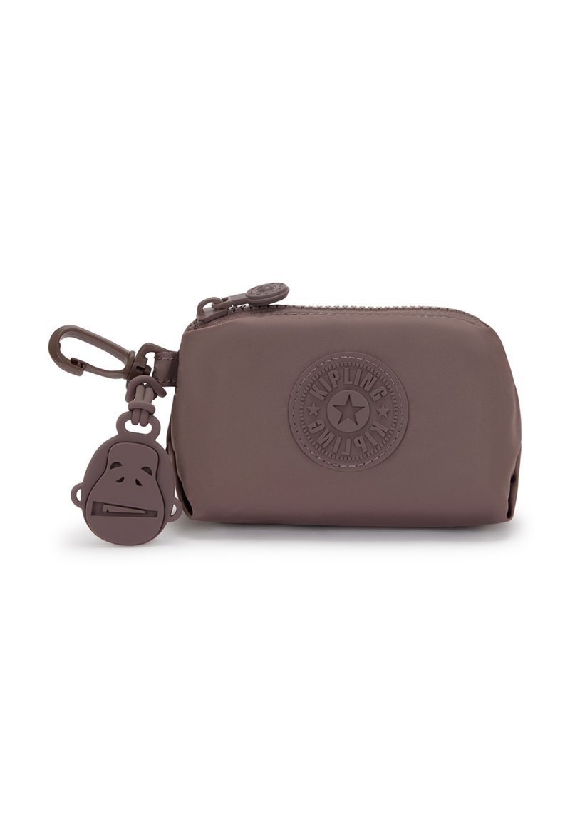 Borsa in silicone marrone con chiusura a zip, caratterizzata da un logo circolare e un portachiavi a forma di faccia di scimmia. Texture liscia, design compatto e resistente.