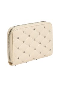 Portafoglio trapuntato beige realizzato in materiale sintetico con borchie di tonalità argento, chiusura a zip e dettagli a motivo a diamante sulla superficie.