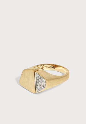 Bague en or avec un visage rectangulaire présentant un groupe de petits diamants d'un côté et une finition brossée lisse de l'autre côté.