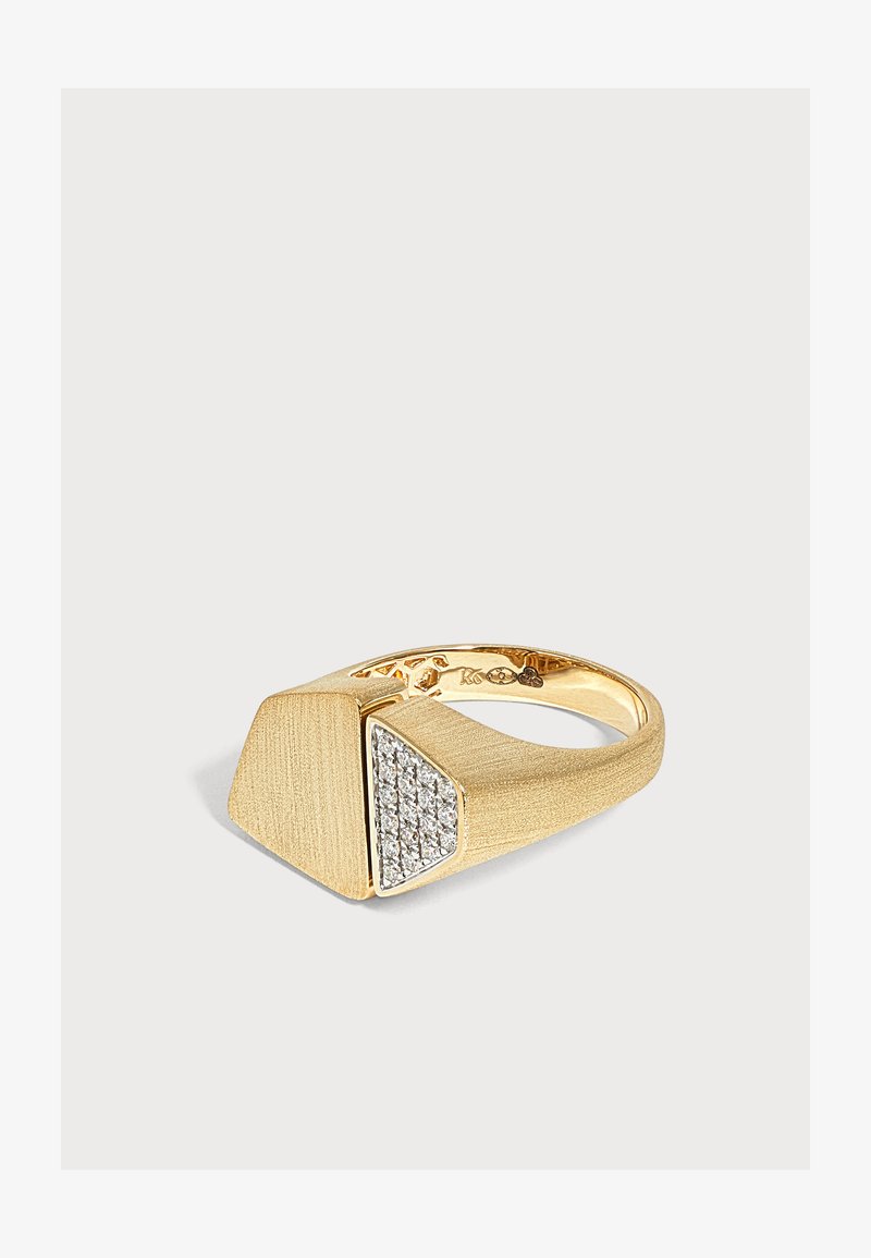 Bague en or avec un visage rectangulaire présentant un groupe de petits diamants d'un côté et une finition brossée lisse de l'autre côté.