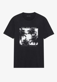 T-shirt en coton noir avec un imprimé graphique blanc de palmiers, accompagné du texte "Coucher de soleil à Long Beach" et "Vêtements originaux" en dessous. Manches courtes.