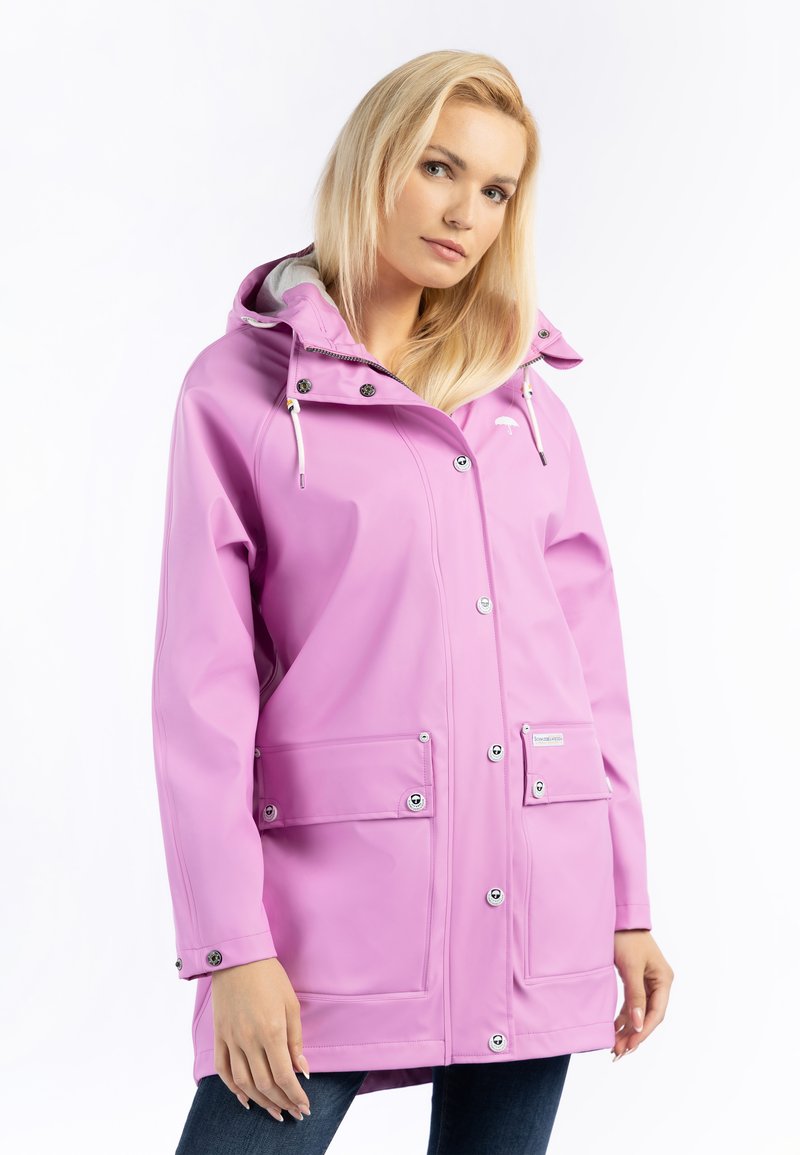 Jachetă waterproof roz cu glugă, închidere cu capse frontale, două buzunare frontale și captuseală gri. Textură netedă, proiectată pentru purtarea în exterior.