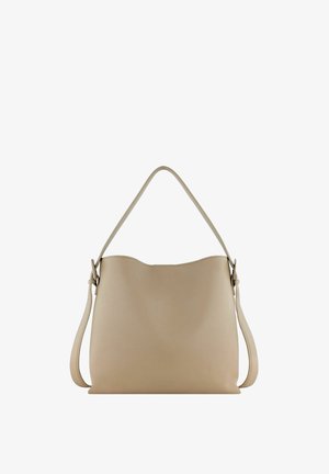 Sac à main en cuir beige avec une texture lisse, un design décontracté, un sommet incurvé et une seule bandoulière réglable.