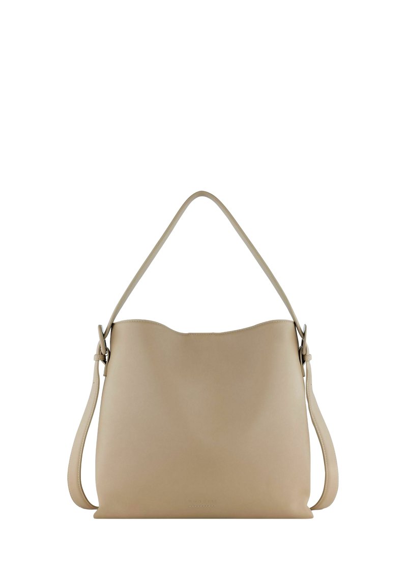 Borsa a tracolla in pelle beige con texture liscia, design morbidamente strutturato, parte superiore curva e una singola tracolla regolabile.