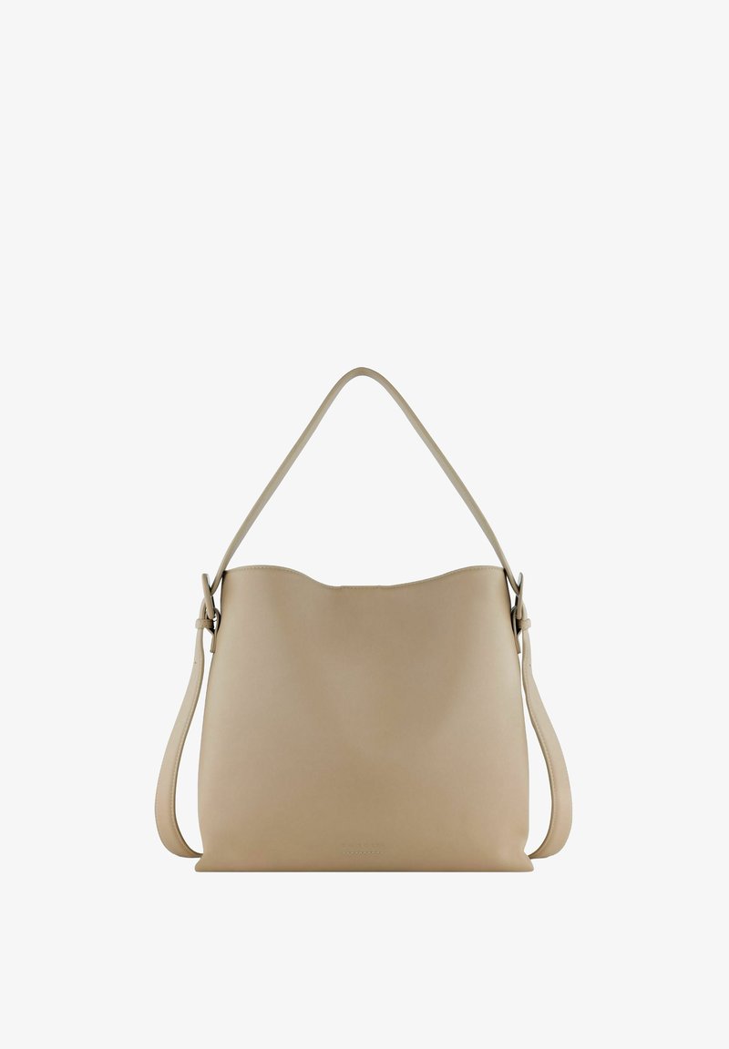 Borsa a tracolla in pelle beige con texture liscia, design morbidamente strutturato, parte superiore curva e una singola tracolla regolabile.