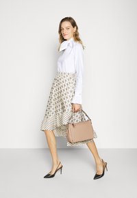COACH SOFT SHAY CROSSBODY - Mala de mão - taupe