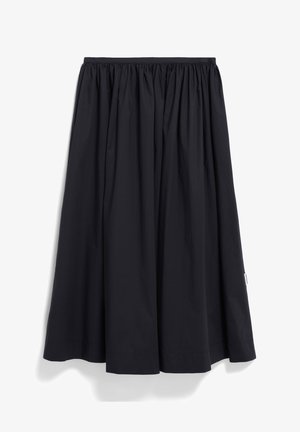 Zwarte knie-lange rok met een elastische tailleband, voorzien van een volle plooienontwerp, zachte textuur en een eenvoudige zoom zonder extra details.