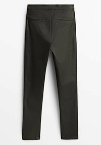 Smal passform svarta byxor gjorda av ett slätt material, med två bakfickor och en ren midja utan synlig hårdvara.