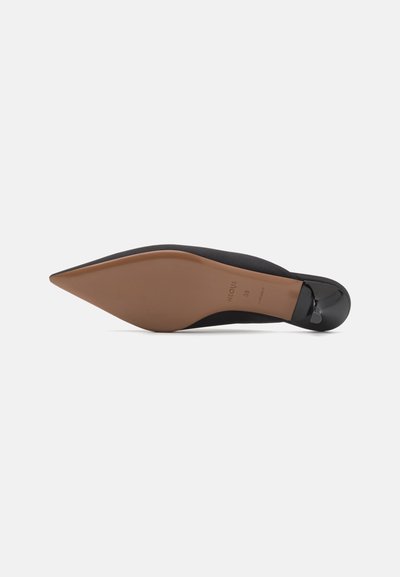 Sandal com bico fino preto, com um cabedal em tecido texturizado e um salto preto brilhante. Sola beje suave com detalhes de marcação mínimos.