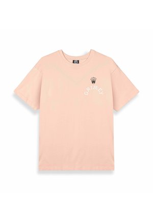 Lichtroze katoenen t-shirt met een ronde halslijn. De voorkant heeft een zwarte kroonafbeelding en het woord "GRIMEY" in witte gebogen tekst. Korte mouwen.