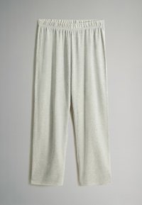 Lys grå, strukturerede, kortere loungebukser med elastisk talje og uden synlige lommer. Stoffet ser blødt og behageligt ud.