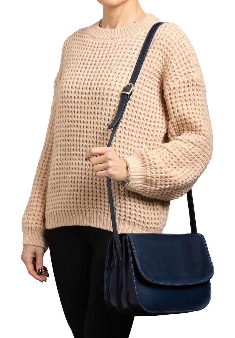 Borsa a tracolla in pelle blu navy con doppie compartimenti, pattina piatta e dettagli di cucitura. Tracolla regolabile per un uso versatile.
