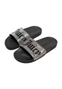 Infradito neri con una larga fascia metallica argentata decorata con strass e la scritta "Juicy" in un carattere audace. Trama liscia.