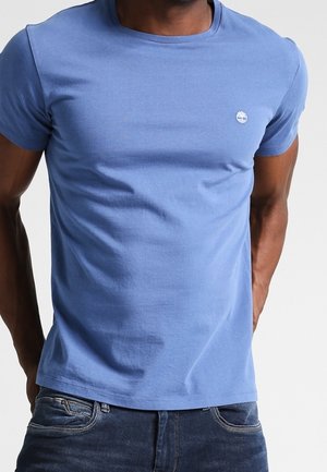 Modré bavlněné tričko s kulatým výstřihem, se malým bílým logem na hrudi a krátkými rukávy. Hladká textura a přiléhavý střih.