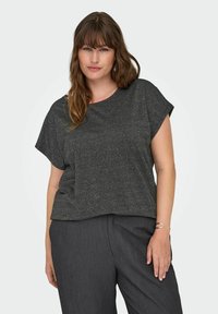 Haut à manches courtes, gris anthracite, en tissu doux et texturé avec un col arrondi. Associé à un pantalon ajusté gris foncé.