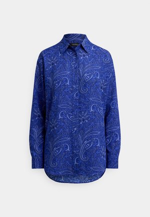Chemise bleue à manches longues avec un motif cachemire détaillé et un col pointu, présentée sur un fond uni.