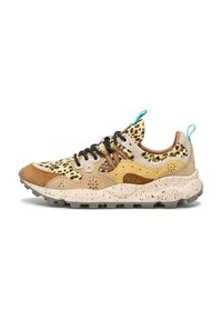 Sneakers con tomaia in materiali misti caratterizzata da una stampa leopardata, camoscio marrone e beige. Suola spessa screziata con lacci neri e linguetta blu.
