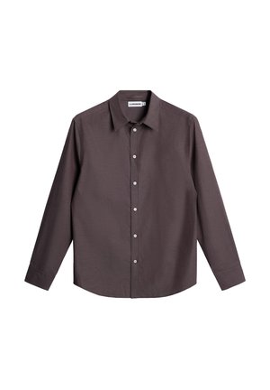 Camisa de color marrón oscuro con botones, hecha de una tela texturizada. Presenta un cuello, mangas largas y seis botones en la parte delantera.