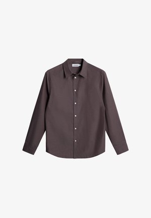 Donkerbruine button-down shirt gemaakt van een gestructureerde stof. Het heeft een kraag, lange mouwen en zes knopen aan de voorkant.