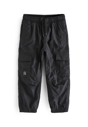Pantalon cargo noir avec taille et poignets élastiqués, cordon de serrage à l'avant, multiples poches et une petite écusson sur la poche de la cuisse gauche.