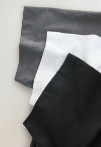 Drei Paare von dehnbaren Leggings aus Stoff in Grau, Weiß und Schwarz. Jede zeichnet sich durch eine glatte Textur, verstärkte Nähte und ein tailliertes Design aus.