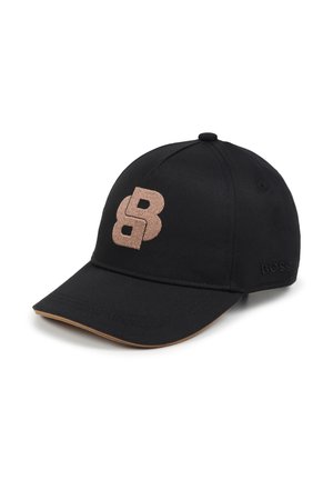 Casquette de baseball noire en tissu, arborant un grand logo "B" beige brodé et un petit logo "BOSS" sur le côté. Visière courbée.