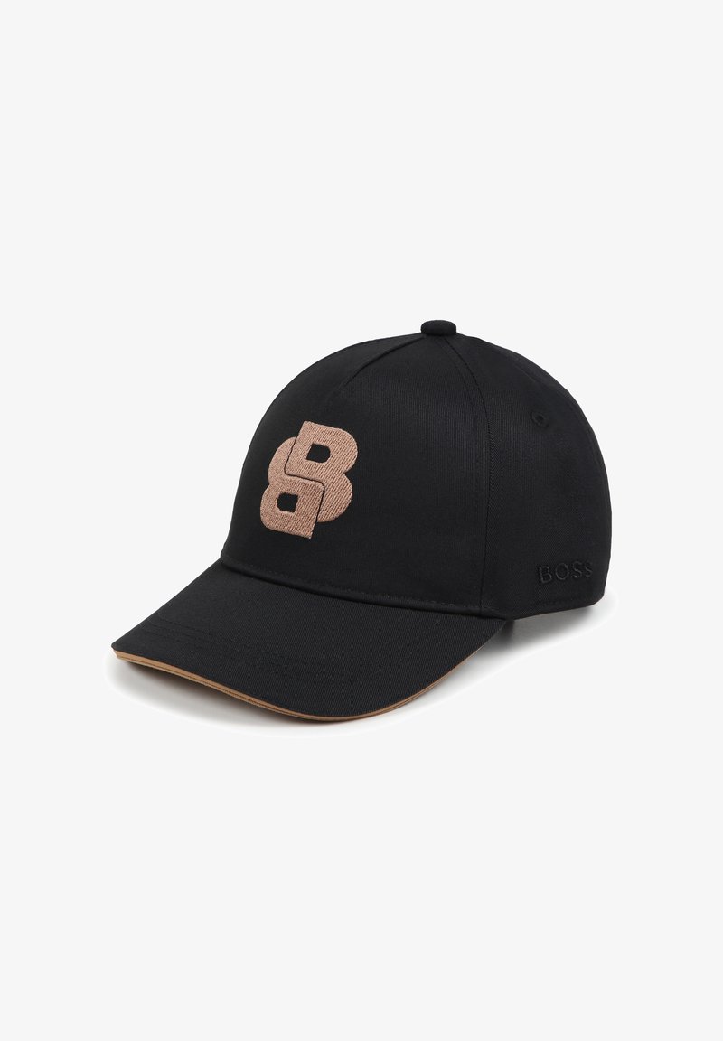 Casquette de baseball noire en tissu, arborant un grand logo "B" beige brodé et un petit logo "BOSS" sur le côté. Visière courbée.